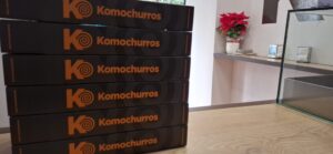 Imagen de los Packaging Box con la tienda de fondo