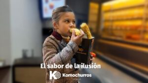 Martina con un kono de chocolate con churros comiéndolos