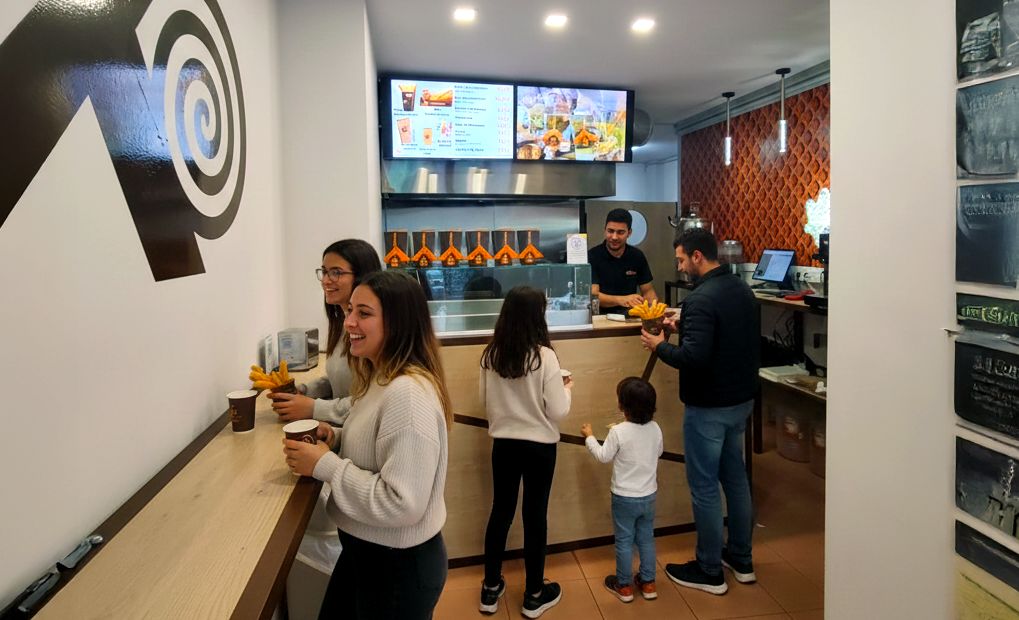 Gente en la Tienda Komochurros